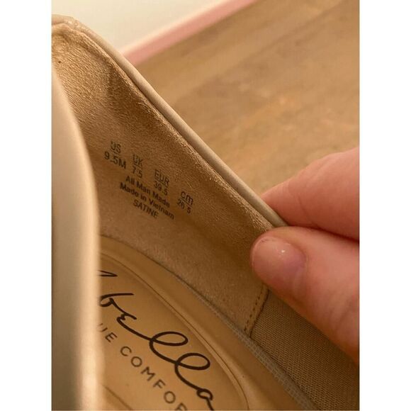 Abella 9.5 Satine true comfort taupe Faux Leather Pointed Toe Pumps heels - Picture 2 of 7